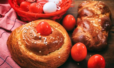 Paskalya geleneksel ekmek ve yumurta ahşap arka plan üzerinde