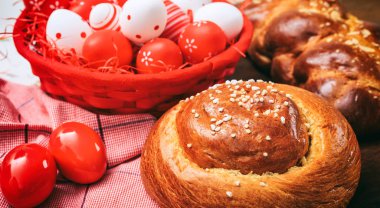 Paskalya geleneksel ekmek ve yumurta ahşap arka plan üzerinde