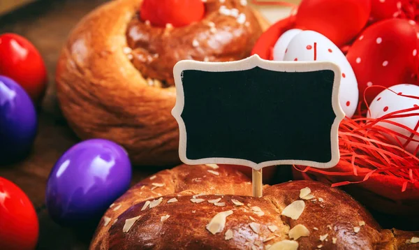 Pascua pan tradicional y huevos sobre fondo de madera — Foto de Stock