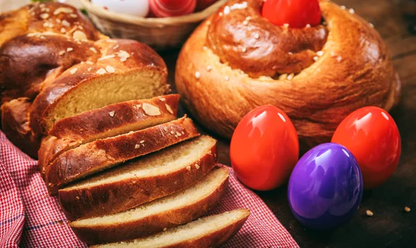 Pan tradicional de Pascua sobre fondo de madera — Foto de Stock