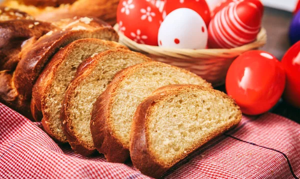 Pascua pan tradicional y huevos sobre fondo de madera — Foto de Stock