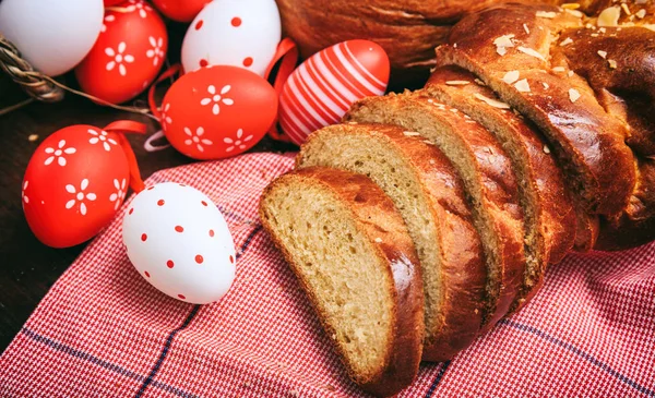 Paskalya geleneksel ekmek ve yumurta ahşap arka plan üzerinde
