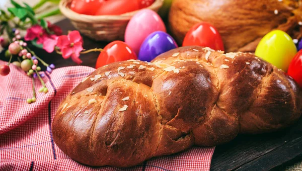 Pain traditionnel de Pâques sur fond de bois — Photo