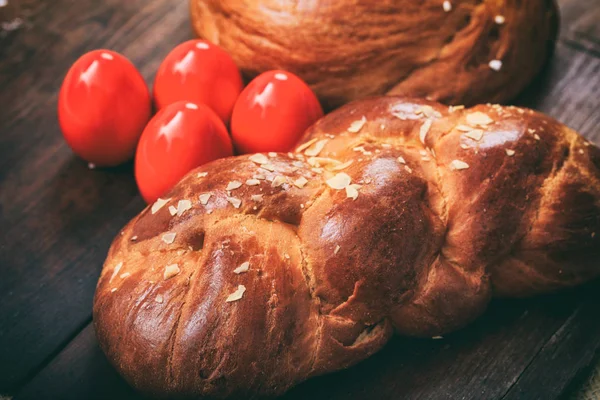Ahşap arka plan Paskalya geleneksel ekmek — Stok fotoğraf