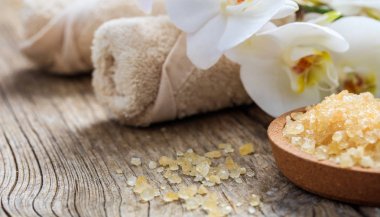 Banyo tuzu, orkide ve havlu bir tablo