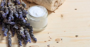 Nemlendirici krem ve ahşap arka plan üzerinde lavanta