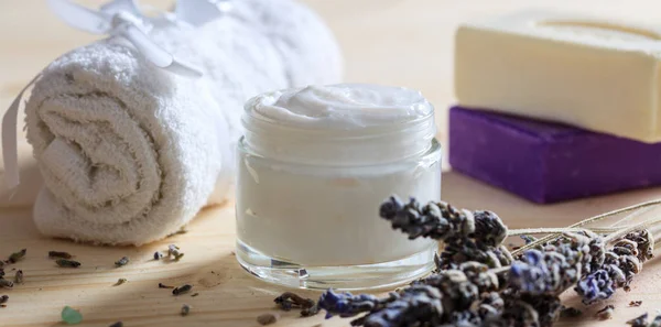 Creme de lavanda e sabonetes - conceito de spa — Fotografia de Stock