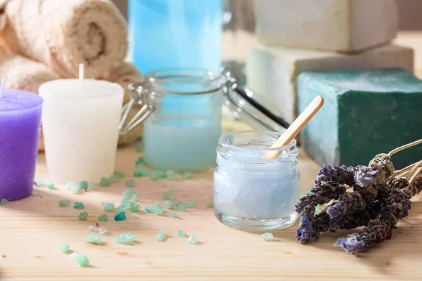 Mängd olika krämer och lavendel - spa koncept — Stockfoto