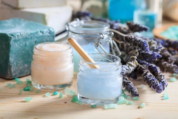 Variedad de cremas y lavanda - concepto de spa —  Fotos de Stock