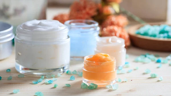 Variedad de cremas y sal de baño - concepto de spa — Foto de Stock