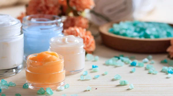 Variedad de cremas y sal de baño - concepto de spa —  Fotos de Stock