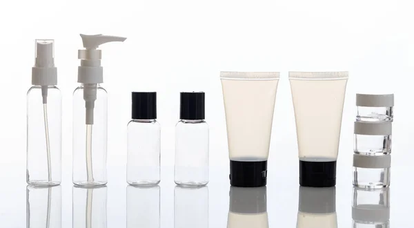 Variedad de envases de cosméticos sobre fondo blanco — Foto de Stock