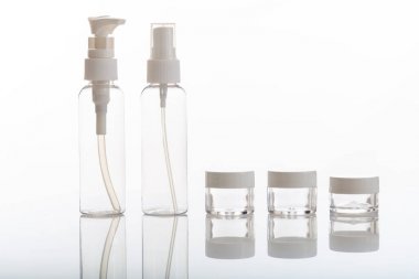 Boş şeffaf kozmetik şişe ve kavanozlar beyaz arka plan üzerinde