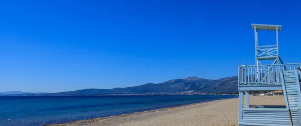 Pelastustorni rannikolla lähellä Ateenaa, Kreikka — kuvapankkivalokuva