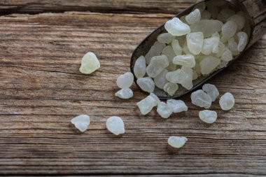 Chios sakız gözyaşları ahşap arka plan üzerinde