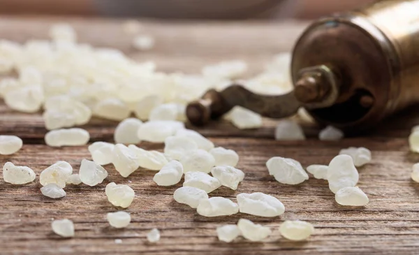 Lágrimas de masilla de Chios sobre fondo de madera — Foto de Stock