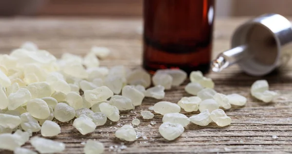 Lágrimas de masilla de Chios sobre fondo de madera — Foto de Stock