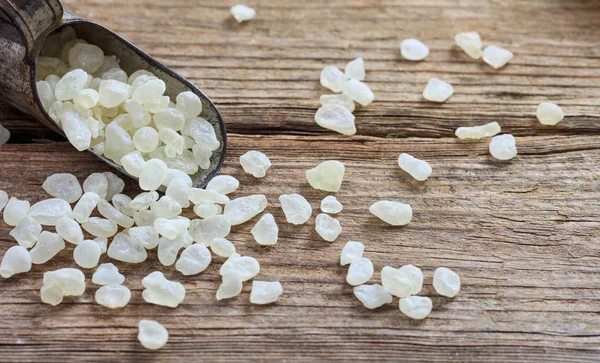 Chios sakız gözyaşları ahşap arka plan üzerinde