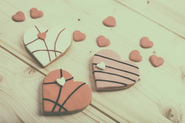 Herbatniki na podłoże drewniane w kształcie serca — Zdjęcie stockowe