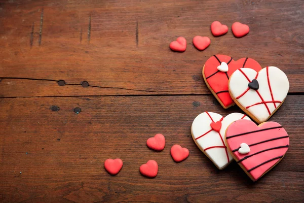 Печенье в форме сердца на деревянном фоне — стоковое фото