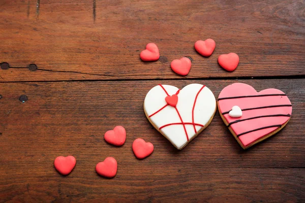 Herbatniki na podłoże drewniane w kształcie serca — Zdjęcie stockowe