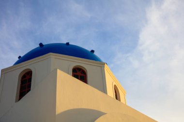 Santorini, Yunanistan mavi kubbe ile beyaz kilise