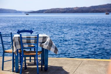 Santorini Island, Yunanistan - masa ve sandalyeler Fira bağlantı noktasında
