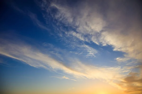 Cielo azul, algunas nubes al atardecer — Foto de Stock