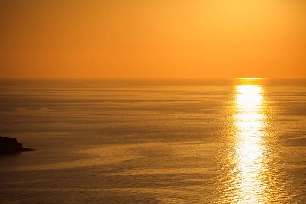 Ηλιοβασίλεμα πάνω από το νερό της θάλασσας — Φωτογραφία Αρχείου