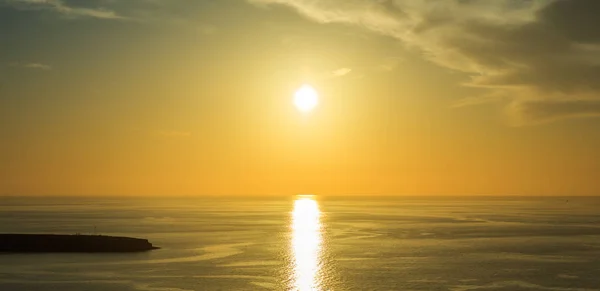 Ηλιοβασίλεμα πάνω από το νερό της θάλασσας — Φωτογραφία Αρχείου