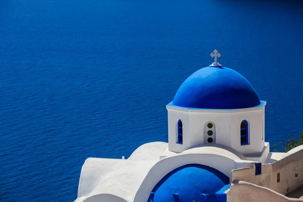 White church with blue dome in Santorini, Greece — Stock Photo, Image