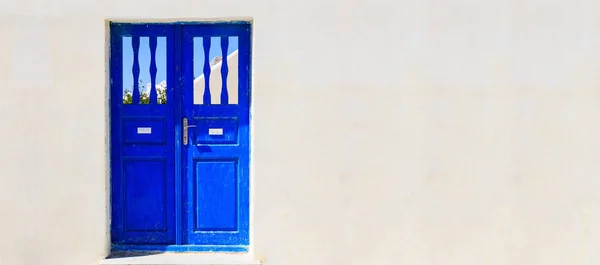 Porte bleue sur un mur blanchi à la chaux - Cyclades, Grèce — Photo