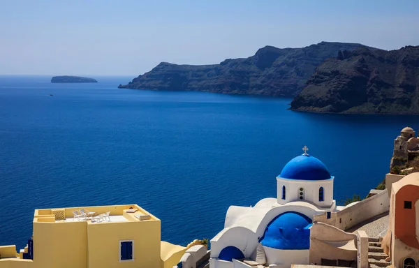 Eglise blanche avec dôme bleu à Santorin, Grèce — Photo