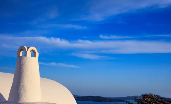 Weiß getünchter Schornstein in Santorini, Griechenland — Stockfoto