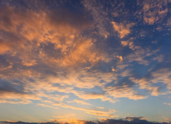 Cielo azul y nubes al atardecer —  Fotos de Stock