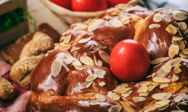 Paskalya ekmek ve yumurta bir tablo