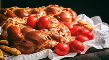 Paskalya ekmek ve yumurta bir tablo