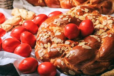 Paskalya ekmek ve yumurta bir tablo