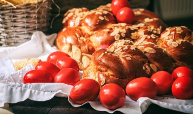 Paskalya ekmek ve yumurta bir tablo