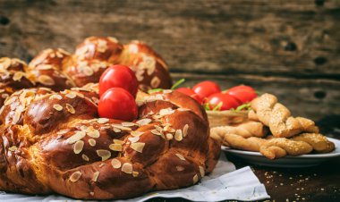 Paskalya ekmek ve yumurta bir tablo - kopya alanı