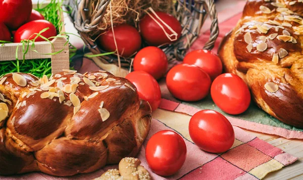 Pan de Pascua y huevos en una mesa — Foto de Stock