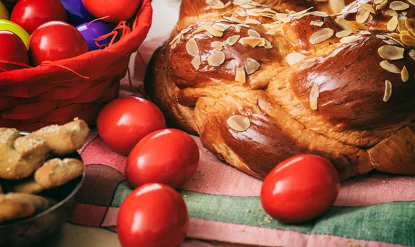 Pan de Pascua y huevos en una mesa —  Fotos de Stock