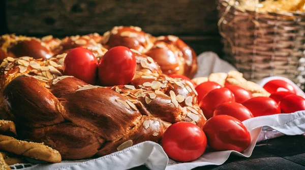 Pane pasquale e uova su un tavolo — Foto Stock