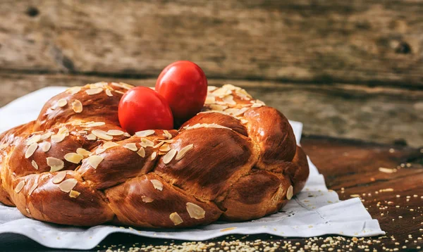 Paskalya ekmek ve yumurta bir tablo - kopya alanı — Stok fotoğraf
