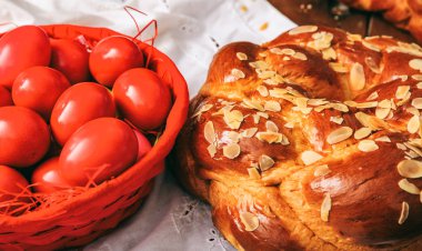 Paskalya yumurtaları ve bir tablodaki Yunan çörek