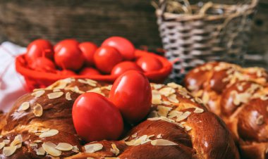 Paskalya ekmek ve yumurta bir tablo