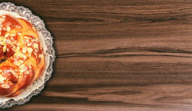 Paskalya ekmek üzerinde ahşap arka plan - Üstten Görünüm