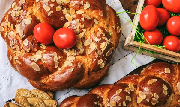 Paskalya ekmek ve yumurta bir tablo - Üstten Görünüm — Stok fotoğraf