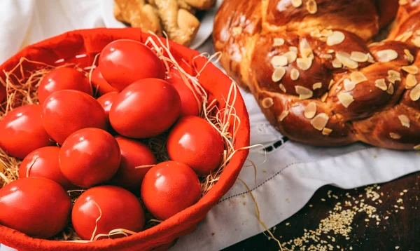 Paskalya yumurtaları ve bir tablodaki Yunan çörek — Stok fotoğraf