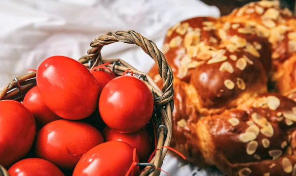 Paskalya yumurtaları ve bir tablodaki Yunan çörek — Stok fotoğraf